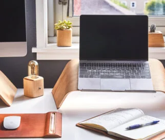 Werkplek met laptop en notitieboek